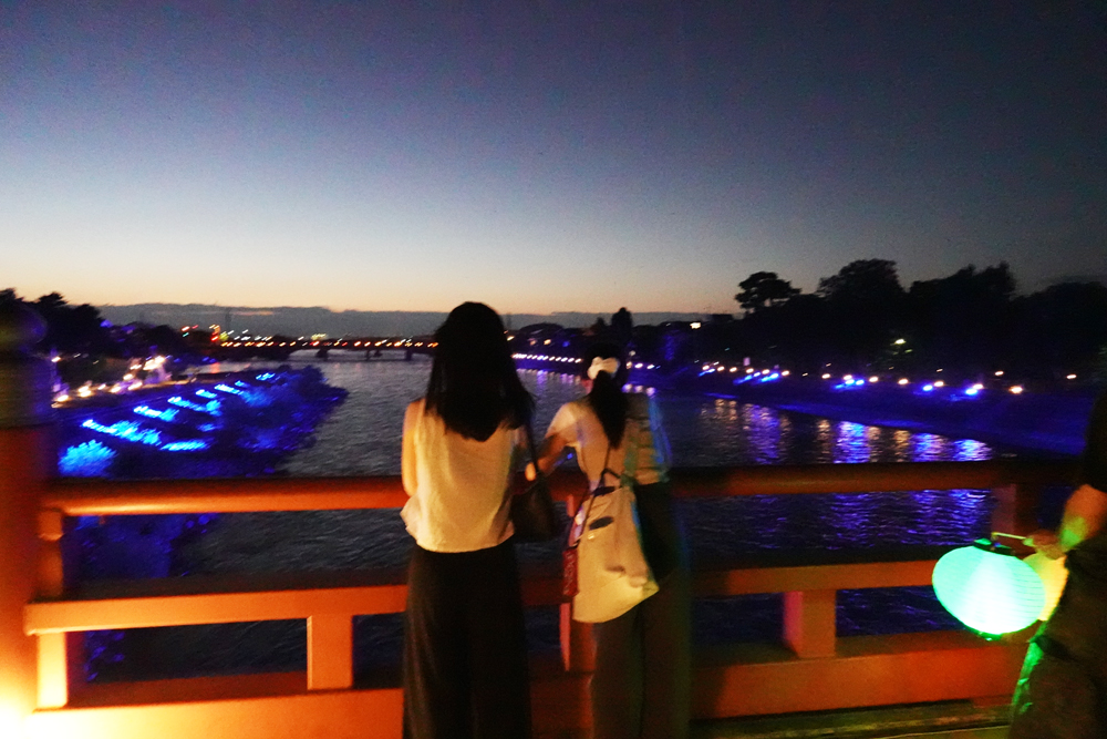 京の七夕 in Uji実施写真（52）宇治川ライトアップ＆京都ライトアップ！宇治の地において天空演出「天の川の出会い」を開催。一年に一度出会う天の川を夜空に描く、壮大な天空の七夕ショーを開催！“一年に一度、願いごとをする”という古くから伝わる七夕の節句の意義や云われを見つめ直し、その伝統を引き継ぎつつ、京都ならではの現代版・七夕まつりとして、京都各地で開催される「京の七夕」と融合して、宇治の風情を醸し出す情緒豊かな「京の七夕 in Uji」を開催いたします。※光りの演出＆ライトアップ＆イルミネーション＆プロジェクションランタン＆投影提灯＆手持ち提灯＆京の七夕。Lighting production and design by AXIZLight, and lighting designer KITATOSHI
／京の七夕 in Ujiイベント運営＆京の七夕 in UjiライトアッププロデュースOneBit（ワンビット）& AXIZ Light（アクシーズライト）& あくち～む（京都ライトアップ照明プロデュースLighting production, 京都イベントプロデュース,京都ライトアップ照明デザインlighting design, 照明デジタルプログラムdigital program）