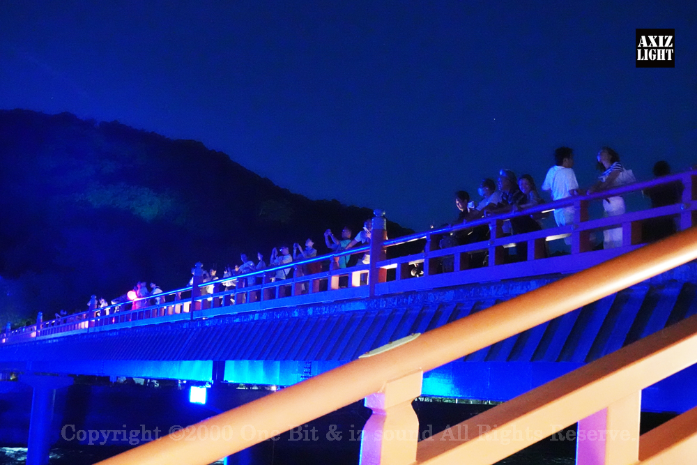 京の七夕 in Uji実施写真（16）宇治川ライトアップ＆京都ライトアップ！宇治の地において天空演出「天の川の出会い」を開催。一年に一度出会う天の川を夜空に描く、壮大な天空の七夕ショーを開催！“一年に一度、願いごとをする”という古くから伝わる七夕の節句の意義や云われを見つめ直し、その伝統を引き継ぎつつ、京都ならではの現代版・七夕まつりとして、京都各地で開催される「京の七夕」と融合して、宇治の風情を醸し出す情緒豊かな「京の七夕 in Uji」を開催いたします。※光りの演出＆ライトアップ＆イルミネーション＆プロジェクションランタン＆投影提灯＆手持ち提灯＆京の七夕。Lighting production and design by AXIZLight, and lighting designer KITATOSHI
／京の七夕 in Ujiイベント運営＆京の七夕 in UjiライトアッププロデュースOneBit（ワンビット）& AXIZ Light（アクシーズライト）& あくち～む（京都ライトアップ照明プロデュースLighting production, 京都イベントプロデュース,京都ライトアップ照明デザインlighting design, 照明デジタルプログラムdigital program）