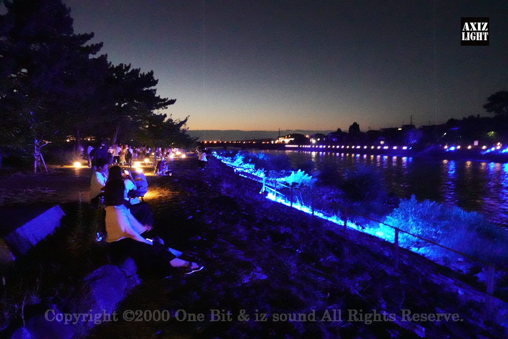 京の七夕 in Uji実施写真（31）宇治川ライトアップ＆京都ライトアップ！宇治の地において天空演出「天の川の出会い」を開催。一年に一度出会う天の川を夜空に描く、壮大な天空の七夕ショーを開催！“一年に一度、願いごとをする”という古くから伝わる七夕の節句の意義や云われを見つめ直し、その伝統を引き継ぎつつ、京都ならではの現代版・七夕まつりとして、京都各地で開催される「京の七夕」と融合して、宇治の風情を醸し出す情緒豊かな「京の七夕 in Uji」を開催いたします。※光りの演出＆ライトアップ＆イルミネーション＆プロジェクションランタン＆投影提灯＆手持ち提灯＆京の七夕。Lighting production and design by AXIZLight, and lighting designer KITATOSHI
／京の七夕 in Ujiイベント運営＆京の七夕 in UjiライトアッププロデュースOneBit（ワンビット）& AXIZ Light（アクシーズライト）& あくち～む（京都ライトアップ照明プロデュースLighting production, 京都イベントプロデュース,京都ライトアップ照明デザインlighting design, 照明デジタルプログラムdigital program）