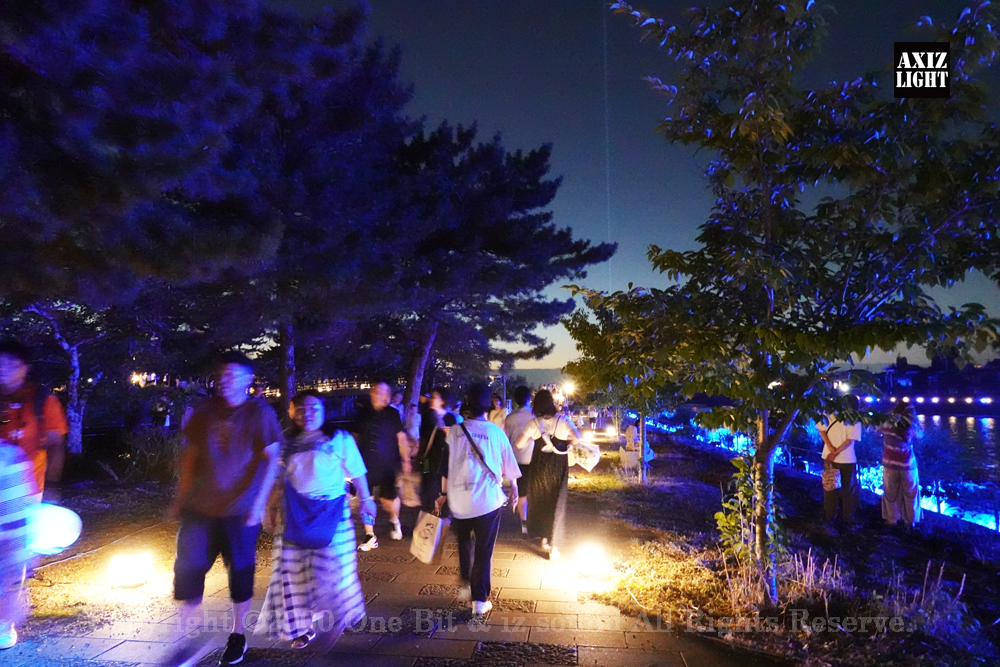 京の七夕 in Uji実施写真（30）宇治川ライトアップ＆京都ライトアップ！宇治の地において天空演出「天の川の出会い」を開催。一年に一度出会う天の川を夜空に描く、壮大な天空の七夕ショーを開催！“一年に一度、願いごとをする”という古くから伝わる七夕の節句の意義や云われを見つめ直し、その伝統を引き継ぎつつ、京都ならではの現代版・七夕まつりとして、京都各地で開催される「京の七夕」と融合して、宇治の風情を醸し出す情緒豊かな「京の七夕 in Uji」を開催いたします。※光りの演出＆ライトアップ＆イルミネーション＆プロジェクションランタン＆投影提灯＆手持ち提灯＆京の七夕。Lighting production and design by AXIZLight, and lighting designer KITATOSHI
／京の七夕 in Ujiイベント運営＆京の七夕 in UjiライトアッププロデュースOneBit（ワンビット）& AXIZ Light（アクシーズライト）& あくち～む（京都ライトアップ照明プロデュースLighting production, 京都イベントプロデュース,京都ライトアップ照明デザインlighting design, 照明デジタルプログラムdigital program）