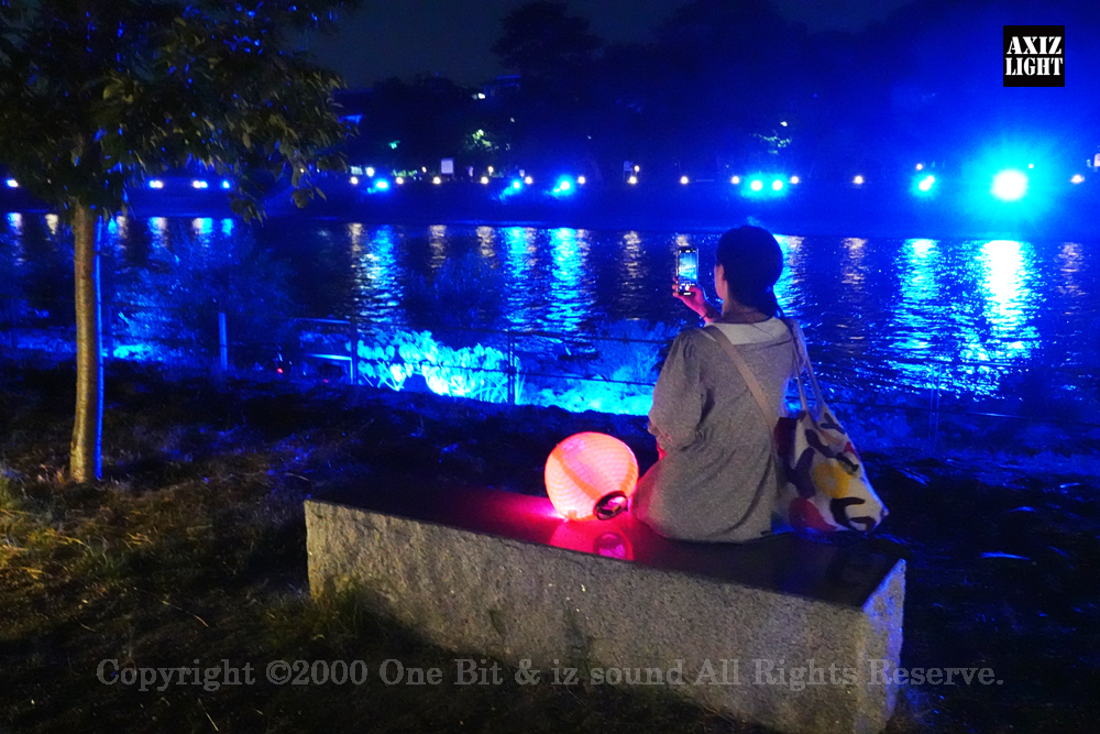 京の七夕 in Uji実施写真（27）宇治川ライトアップ＆京都ライトアップ！宇治の地において天空演出「天の川の出会い」を開催。一年に一度出会う天の川を夜空に描く、壮大な天空の七夕ショーを開催！“一年に一度、願いごとをする”という古くから伝わる七夕の節句の意義や云われを見つめ直し、その伝統を引き継ぎつつ、京都ならではの現代版・七夕まつりとして、京都各地で開催される「京の七夕」と融合して、宇治の風情を醸し出す情緒豊かな「京の七夕 in Uji」を開催いたします。※光りの演出＆ライトアップ＆イルミネーション＆プロジェクションランタン＆投影提灯＆手持ち提灯＆京の七夕。Lighting production and design by AXIZLight, and lighting designer KITATOSHI
／京の七夕 in Ujiイベント運営＆京の七夕 in UjiライトアッププロデュースOneBit（ワンビット）& AXIZ Light（アクシーズライト）& あくち～む（京都ライトアップ照明プロデュースLighting production, 京都イベントプロデュース,京都ライトアップ照明デザインlighting design, 照明デジタルプログラムdigital program）