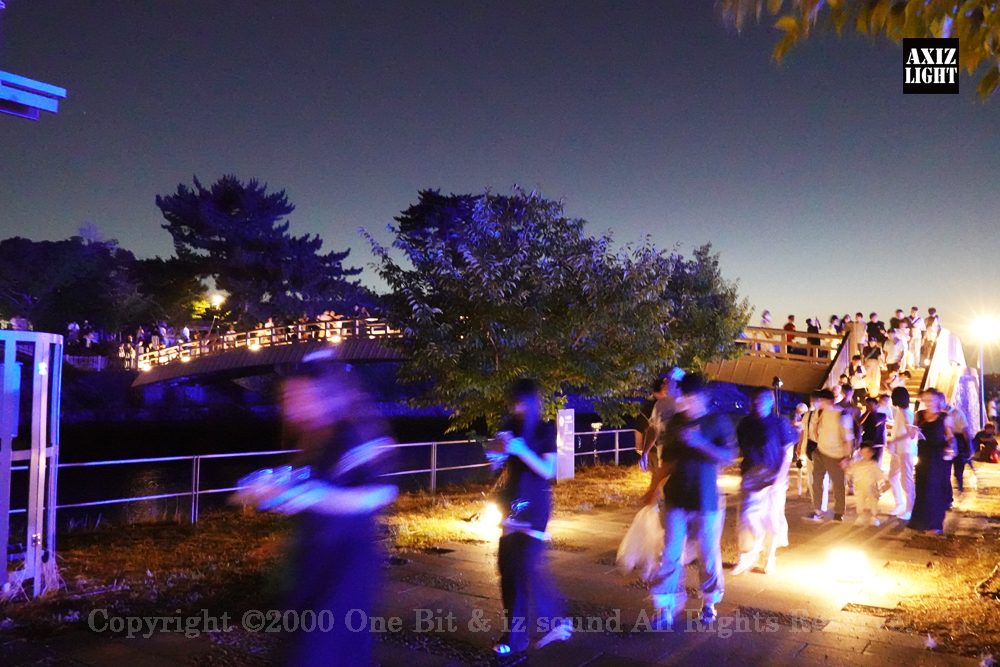 京の七夕 in Uji実施写真（11）宇治川ライトアップ＆京都ライトアップ！宇治の地において天空演出「天の川の出会い」を開催。一年に一度出会う天の川を夜空に描く、壮大な天空の七夕ショーを開催！“一年に一度、願いごとをする”という古くから伝わる七夕の節句の意義や云われを見つめ直し、その伝統を引き継ぎつつ、京都ならではの現代版・七夕まつりとして、京都各地で開催される「京の七夕」と融合して、宇治の風情を醸し出す情緒豊かな「京の七夕 in Uji」を開催いたします。※光りの演出＆ライトアップ＆イルミネーション＆プロジェクションランタン＆投影提灯＆手持ち提灯＆京の七夕。Lighting production and design by AXIZLight, and lighting designer KITATOSHI
／京の七夕 in Ujiイベント運営＆京の七夕 in UjiライトアッププロデュースOneBit（ワンビット）& AXIZ Light（アクシーズライト）& あくち～む（京都ライトアップ照明プロデュースLighting production, 京都イベントプロデュース,京都ライトアップ照明デザインlighting design, 照明デジタルプログラムdigital program）