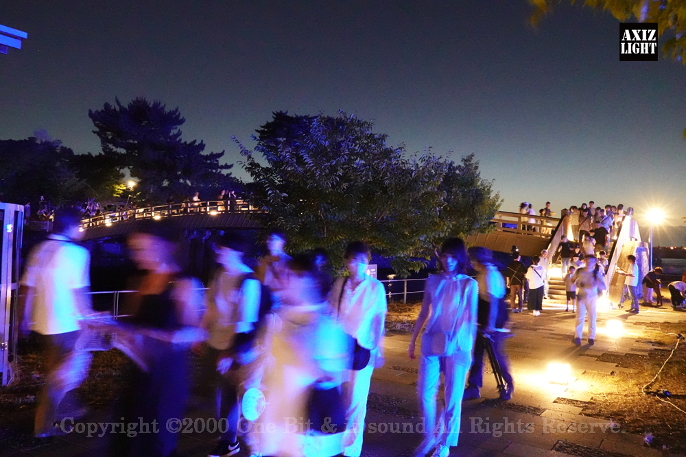 京の七夕 in Uji実施写真（29）宇治川ライトアップ＆京都ライトアップ！宇治の地において天空演出「天の川の出会い」を開催。一年に一度出会う天の川を夜空に描く、壮大な天空の七夕ショーを開催！“一年に一度、願いごとをする”という古くから伝わる七夕の節句の意義や云われを見つめ直し、その伝統を引き継ぎつつ、京都ならではの現代版・七夕まつりとして、京都各地で開催される「京の七夕」と融合して、宇治の風情を醸し出す情緒豊かな「京の七夕 in Uji」を開催いたします。※光りの演出＆ライトアップ＆イルミネーション＆プロジェクションランタン＆投影提灯＆手持ち提灯＆京の七夕。Lighting production and design by AXIZLight, and lighting designer KITATOSHI
／京の七夕 in Ujiイベント運営＆京の七夕 in UjiライトアッププロデュースOneBit（ワンビット）& AXIZ Light（アクシーズライト）& あくち～む（京都ライトアップ照明プロデュースLighting production, 京都イベントプロデュース,京都ライトアップ照明デザインlighting design, 照明デジタルプログラムdigital program）