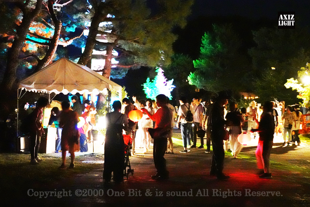 京の七夕 in Uji実施写真（28）宇治川ライトアップ＆京都ライトアップ！宇治の地において天空演出「天の川の出会い」を開催。一年に一度出会う天の川を夜空に描く、壮大な天空の七夕ショーを開催！“一年に一度、願いごとをする”という古くから伝わる七夕の節句の意義や云われを見つめ直し、その伝統を引き継ぎつつ、京都ならではの現代版・七夕まつりとして、京都各地で開催される「京の七夕」と融合して、宇治の風情を醸し出す情緒豊かな「京の七夕 in Uji」を開催いたします。※光りの演出＆ライトアップ＆イルミネーション＆プロジェクションランタン＆投影提灯＆手持ち提灯＆京の七夕。Lighting production and design by AXIZLight, and lighting designer KITATOSHI
／京の七夕 in Ujiイベント運営＆京の七夕 in UjiライトアッププロデュースOneBit（ワンビット）& AXIZ Light（アクシーズライト）& あくち～む（京都ライトアップ照明プロデュースLighting production, 京都イベントプロデュース,京都ライトアップ照明デザインlighting design, 照明デジタルプログラムdigital program）