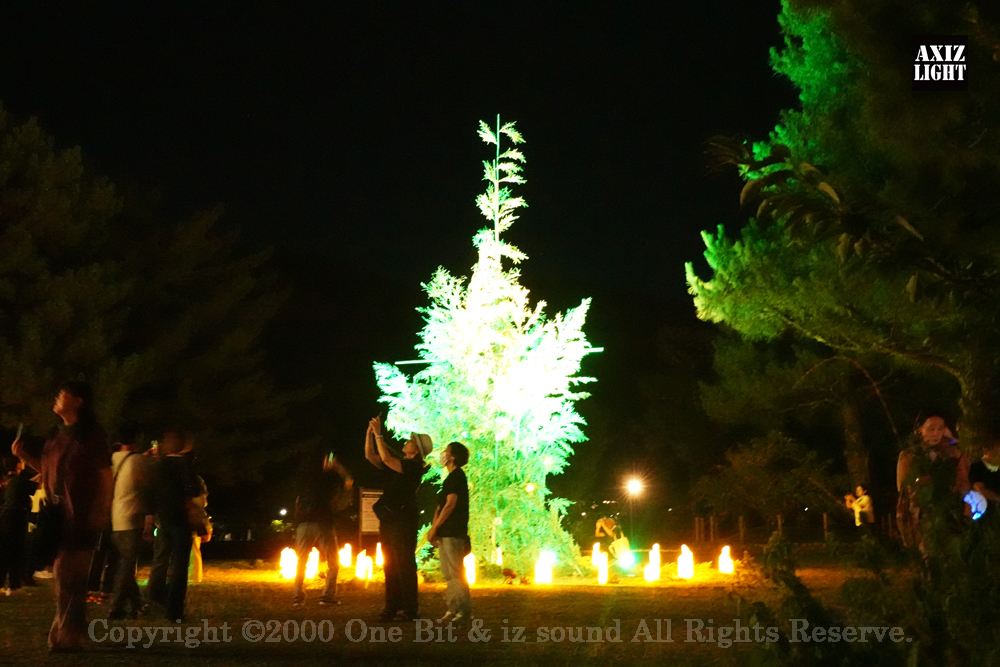 京の七夕 in Uji実施写真（36）宇治川ライトアップ＆京都ライトアップ！宇治の地において天空演出「天の川の出会い」を開催。一年に一度出会う天の川を夜空に描く、壮大な天空の七夕ショーを開催！“一年に一度、願いごとをする”という古くから伝わる七夕の節句の意義や云われを見つめ直し、その伝統を引き継ぎつつ、京都ならではの現代版・七夕まつりとして、京都各地で開催される「京の七夕」と融合して、宇治の風情を醸し出す情緒豊かな「京の七夕 in Uji」を開催いたします。※光りの演出＆ライトアップ＆イルミネーション＆プロジェクションランタン＆投影提灯＆手持ち提灯＆京の七夕。Lighting production and design by AXIZLight, and lighting designer KITATOSHI
／京の七夕 in Ujiイベント運営＆京の七夕 in UjiライトアッププロデュースOneBit（ワンビット）& AXIZ Light（アクシーズライト）& あくち～む（京都ライトアップ照明プロデュースLighting production, 京都イベントプロデュース,京都ライトアップ照明デザインlighting design, 照明デジタルプログラムdigital program）