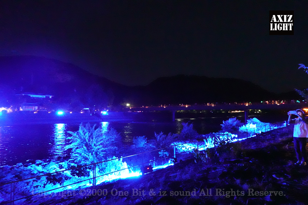 京の七夕 in Uji実施写真（39）宇治川ライトアップ＆京都ライトアップ！宇治の地において天空演出「天の川の出会い」を開催。一年に一度出会う天の川を夜空に描く、壮大な天空の七夕ショーを開催！“一年に一度、願いごとをする”という古くから伝わる七夕の節句の意義や云われを見つめ直し、その伝統を引き継ぎつつ、京都ならではの現代版・七夕まつりとして、京都各地で開催される「京の七夕」と融合して、宇治の風情を醸し出す情緒豊かな「京の七夕 in Uji」を開催いたします。※光りの演出＆ライトアップ＆イルミネーション＆プロジェクションランタン＆投影提灯＆手持ち提灯＆京の七夕。Lighting production and design by AXIZLight, and lighting designer KITATOSHI
／京の七夕 in Ujiイベント運営＆京の七夕 in UjiライトアッププロデュースOneBit（ワンビット）& AXIZ Light（アクシーズライト）& あくち～む（京都ライトアップ照明プロデュースLighting production, 京都イベントプロデュース,京都ライトアップ照明デザインlighting design, 照明デジタルプログラムdigital program）