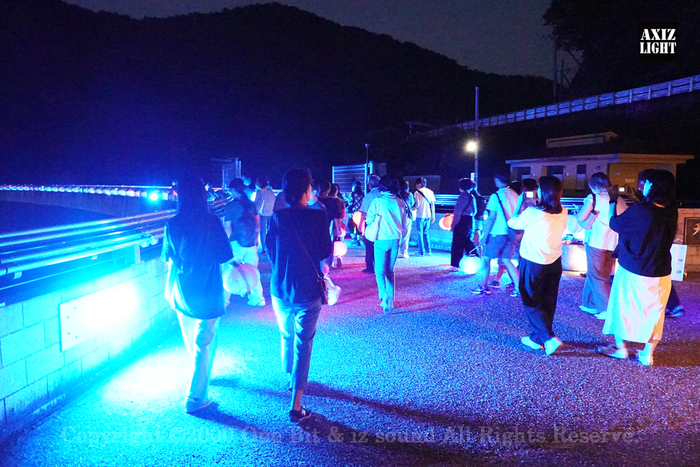 京の七夕 in Uji実施写真（48）ダムライトアップ＆宇治川ライトアップ＆京都ライトアップ！宇治の地において天空演出「天の川の出会い」を開催。一年に一度出会う天の川を夜空に描く、壮大な天空の七夕ショーを開催！“一年に一度、願いごとをする”という古くから伝わる七夕の節句の意義や云われを見つめ直し、その伝統を引き継ぎつつ、京都ならではの現代版・七夕まつりとして、京都各地で開催される「京の七夕」と融合して、宇治の風情を醸し出す情緒豊かな「京の七夕 in Uji」を開催いたします。※光りの演出＆ライトアップ＆イルミネーション＆プロジェクションランタン＆投影提灯＆手持ち提灯＆京の七夕。Lighting production and design by AXIZLight, and lighting designer KITATOSHI
／京の七夕 in Ujiイベント運営＆京の七夕 in UjiライトアッププロデュースOneBit（ワンビット）& AXIZ Light（アクシーズライト）& あくち～む（京都ライトアップ照明プロデュースLighting production, 京都イベントプロデュース,京都ライトアップ照明デザインlighting design, 照明デジタルプログラムdigital program）