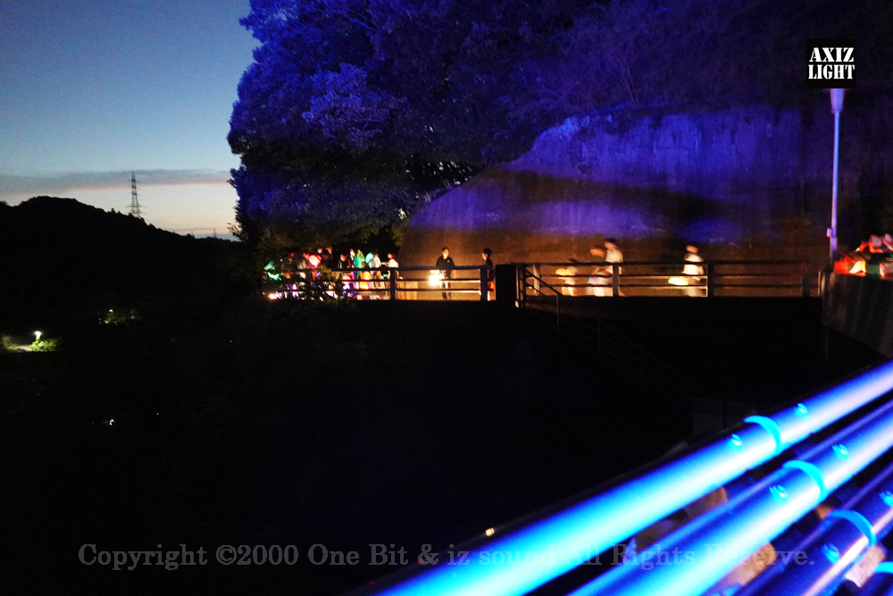 京の七夕 in Uji実施写真（51）ダムライトアップ＆宇治川ライトアップ＆京都ライトアップ！宇治の地において天空演出「天の川の出会い」を開催。一年に一度出会う天の川を夜空に描く、壮大な天空の七夕ショーを開催！“一年に一度、願いごとをする”という古くから伝わる七夕の節句の意義や云われを見つめ直し、その伝統を引き継ぎつつ、京都ならではの現代版・七夕まつりとして、京都各地で開催される「京の七夕」と融合して、宇治の風情を醸し出す情緒豊かな「京の七夕 in Uji」を開催いたします。※光りの演出＆ライトアップ＆イルミネーション＆プロジェクションランタン＆投影提灯＆手持ち提灯＆京の七夕。Lighting production and design by AXIZLight, and lighting designer KITATOSHI
／京の七夕 in Ujiイベント運営＆京の七夕 in UjiライトアッププロデュースOneBit（ワンビット）& AXIZ Light（アクシーズライト）& あくち～む（京都ライトアップ照明プロデュースLighting production, 京都イベントプロデュース,京都ライトアップ照明デザインlighting design, 照明デジタルプログラムdigital program）