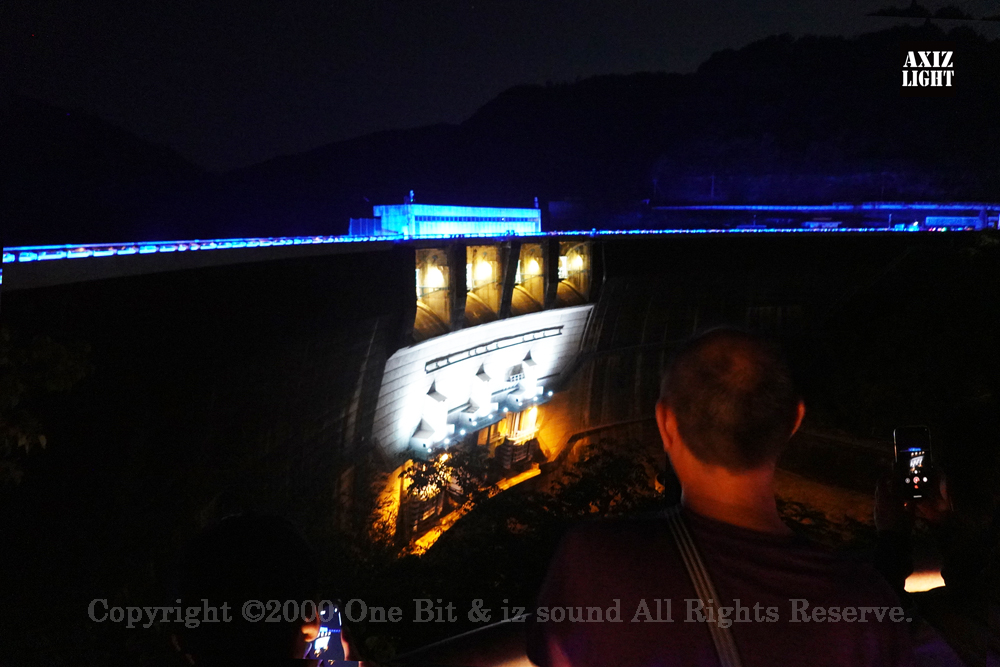 京の七夕 in Uji実施写真（49）ダムライトアップ＆宇治川ライトアップ＆京都ライトアップ！宇治の地において天空演出「天の川の出会い」を開催。一年に一度出会う天の川を夜空に描く、壮大な天空の七夕ショーを開催！“一年に一度、願いごとをする”という古くから伝わる七夕の節句の意義や云われを見つめ直し、その伝統を引き継ぎつつ、京都ならではの現代版・七夕まつりとして、京都各地で開催される「京の七夕」と融合して、宇治の風情を醸し出す情緒豊かな「京の七夕 in Uji」を開催いたします。※光りの演出＆ライトアップ＆イルミネーション＆プロジェクションランタン＆投影提灯＆手持ち提灯＆京の七夕。Lighting production and design by AXIZLight, and lighting designer KITATOSHI
／京の七夕 in Ujiイベント運営＆京の七夕 in UjiライトアッププロデュースOneBit（ワンビット）& AXIZ Light（アクシーズライト）& あくち～む（京都ライトアップ照明プロデュースLighting production, 京都イベントプロデュース,京都ライトアップ照明デザインlighting design, 照明デジタルプログラムdigital program）