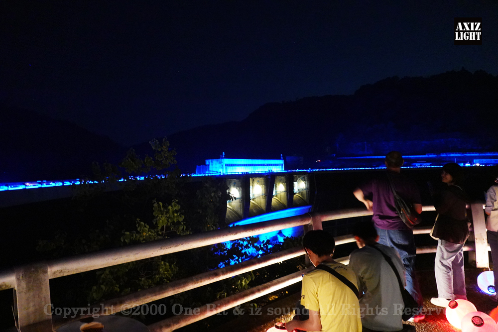 京の七夕 in Uji実施写真（44）ダムライトアップ＆宇治川ライトアップ＆京都ライトアップ！宇治の地において天空演出「天の川の出会い」を開催。一年に一度出会う天の川を夜空に描く、壮大な天空の七夕ショーを開催！“一年に一度、願いごとをする”という古くから伝わる七夕の節句の意義や云われを見つめ直し、その伝統を引き継ぎつつ、京都ならではの現代版・七夕まつりとして、京都各地で開催される「京の七夕」と融合して、宇治の風情を醸し出す情緒豊かな「京の七夕 in Uji」を開催いたします。※光りの演出＆ライトアップ＆イルミネーション＆プロジェクションランタン＆投影提灯＆手持ち提灯＆京の七夕。Lighting production and design by AXIZLight, and lighting designer KITATOSHI
／京の七夕 in Ujiイベント運営＆京の七夕 in UjiライトアッププロデュースOneBit（ワンビット）& AXIZ Light（アクシーズライト）& あくち～む（京都ライトアップ照明プロデュースLighting production, 京都イベントプロデュース,京都ライトアップ照明デザインlighting design, 照明デジタルプログラムdigital program）