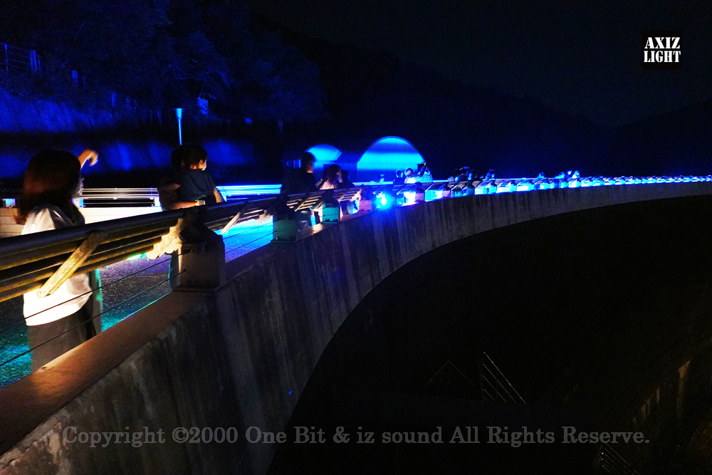 京の七夕 in Uji実施写真（46）ダムライトアップ＆宇治川ライトアップ＆京都ライトアップ！宇治の地において天空演出「天の川の出会い」を開催。一年に一度出会う天の川を夜空に描く、壮大な天空の七夕ショーを開催！“一年に一度、願いごとをする”という古くから伝わる七夕の節句の意義や云われを見つめ直し、その伝統を引き継ぎつつ、京都ならではの現代版・七夕まつりとして、京都各地で開催される「京の七夕」と融合して、宇治の風情を醸し出す情緒豊かな「京の七夕 in Uji」を開催いたします。※光りの演出＆ライトアップ＆イルミネーション＆プロジェクションランタン＆投影提灯＆手持ち提灯＆京の七夕。Lighting production and design by AXIZLight, and lighting designer KITATOSHI
／京の七夕 in Ujiイベント運営＆京の七夕 in UjiライトアッププロデュースOneBit（ワンビット）& AXIZ Light（アクシーズライト）& あくち～む（京都ライトアップ照明プロデュースLighting production, 京都イベントプロデュース,京都ライトアップ照明デザインlighting design, 照明デジタルプログラムdigital program）