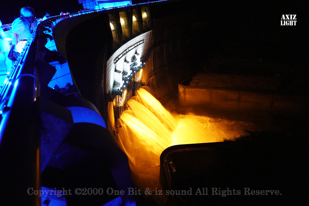 京の七夕 in Uji実施写真（42）ダムライトアップ＆宇治川ライトアップ＆京都ライトアップ！宇治の地において天空演出「天の川の出会い」を開催。一年に一度出会う天の川を夜空に描く、壮大な天空の七夕ショーを開催！“一年に一度、願いごとをする”という古くから伝わる七夕の節句の意義や云われを見つめ直し、その伝統を引き継ぎつつ、京都ならではの現代版・七夕まつりとして、京都各地で開催される「京の七夕」と融合して、宇治の風情を醸し出す情緒豊かな「京の七夕 in Uji」を開催いたします。※光りの演出＆ライトアップ＆イルミネーション＆プロジェクションランタン＆投影提灯＆手持ち提灯＆京の七夕。Lighting production and design by AXIZLight, and lighting designer KITATOSHI
／京の七夕 in Ujiイベント運営＆京の七夕 in UjiライトアッププロデュースOneBit（ワンビット）& AXIZ Light（アクシーズライト）& あくち～む（京都ライトアップ照明プロデュースLighting production, 京都イベントプロデュース,京都ライトアップ照明デザインlighting design, 照明デジタルプログラムdigital program）