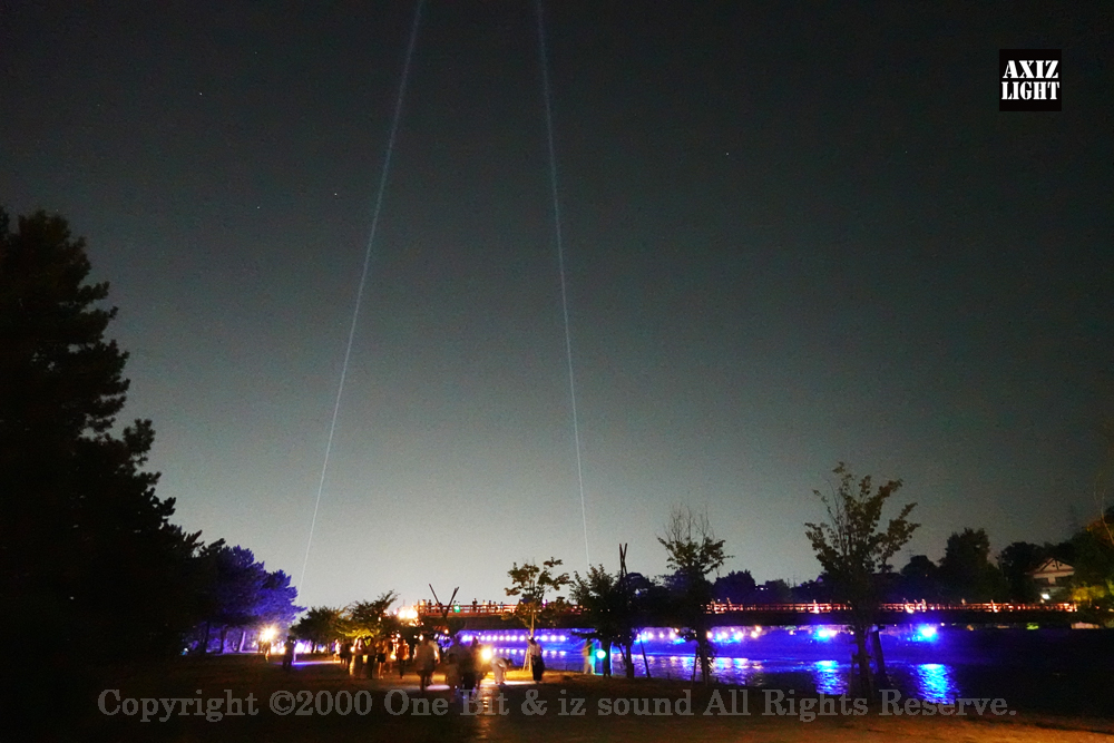 京の七夕 in Uji実施写真（12）宇治川ライトアップ＆京都ライトアップ！宇治の地において天空演出「天の川の出会い」を開催。一年に一度出会う天の川を夜空に描く、壮大な天空の七夕ショーを開催！“一年に一度、願いごとをする”という古くから伝わる七夕の節句の意義や云われを見つめ直し、その伝統を引き継ぎつつ、京都ならではの現代版・七夕まつりとして、京都各地で開催される「京の七夕」と融合して、宇治の風情を醸し出す情緒豊かな「京の七夕 in Uji」を開催いたします。※光りの演出＆ライトアップ＆イルミネーション＆プロジェクションランタン＆投影提灯＆手持ち提灯＆京の七夕。Lighting production and design by AXIZLight, and lighting designer KITATOSHI
／京の七夕 in Ujiイベント運営＆京の七夕 in UjiライトアッププロデュースOneBit（ワンビット）& AXIZ Light（アクシーズライト）& あくち～む（京都ライトアップ照明プロデュースLighting production, 京都イベントプロデュース,京都ライトアップ照明デザインlighting design, 照明デジタルプログラムdigital program）