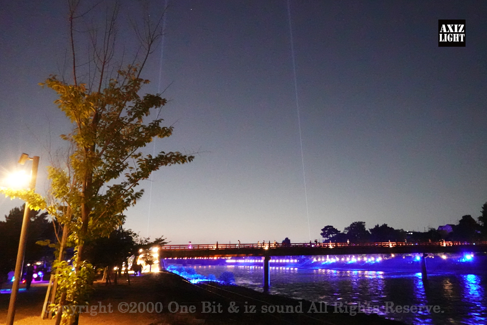 京の七夕 in Uji実施写真（26）宇治川ライトアップ＆京都ライトアップ！宇治の地において天空演出「天の川の出会い」を開催。一年に一度出会う天の川を夜空に描く、壮大な天空の七夕ショーを開催！“一年に一度、願いごとをする”という古くから伝わる七夕の節句の意義や云われを見つめ直し、その伝統を引き継ぎつつ、京都ならではの現代版・七夕まつりとして、京都各地で開催される「京の七夕」と融合して、宇治の風情を醸し出す情緒豊かな「京の七夕 in Uji」を開催いたします。※光りの演出＆ライトアップ＆イルミネーション＆プロジェクションランタン＆投影提灯＆手持ち提灯＆京の七夕。Lighting production and design by AXIZLight, and lighting designer KITATOSHI
／京の七夕 in Ujiイベント運営＆京の七夕 in UjiライトアッププロデュースOneBit（ワンビット）& AXIZ Light（アクシーズライト）& あくち～む（京都ライトアップ照明プロデュースLighting production, 京都イベントプロデュース,京都ライトアップ照明デザインlighting design, 照明デジタルプログラムdigital program）