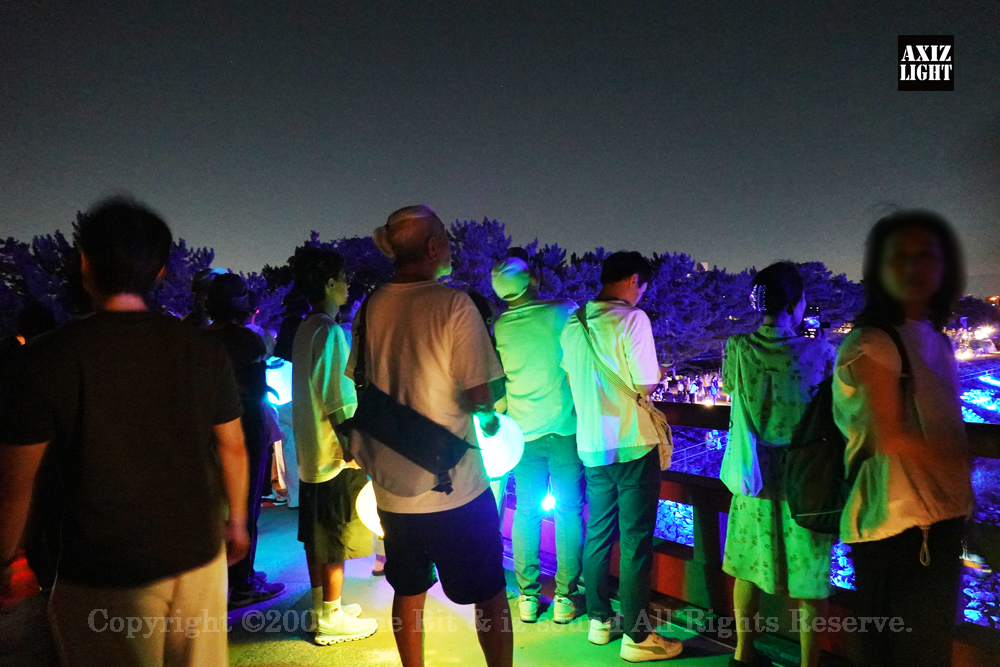 京の七夕 in Uji実施写真（24）宇治川ライトアップ＆京都ライトアップ！宇治の地において天空演出「天の川の出会い」を開催。一年に一度出会う天の川を夜空に描く、壮大な天空の七夕ショーを開催！“一年に一度、願いごとをする”という古くから伝わる七夕の節句の意義や云われを見つめ直し、その伝統を引き継ぎつつ、京都ならではの現代版・七夕まつりとして、京都各地で開催される「京の七夕」と融合して、宇治の風情を醸し出す情緒豊かな「京の七夕 in Uji」を開催いたします。※光りの演出＆ライトアップ＆イルミネーション＆プロジェクションランタン＆投影提灯＆手持ち提灯＆京の七夕。Lighting production and design by AXIZLight, and lighting designer KITATOSHI
／京の七夕 in Ujiイベント運営＆京の七夕 in UjiライトアッププロデュースOneBit（ワンビット）& AXIZ Light（アクシーズライト）& あくち～む（京都ライトアップ照明プロデュースLighting production, 京都イベントプロデュース,京都ライトアップ照明デザインlighting design, 照明デジタルプログラムdigital program）