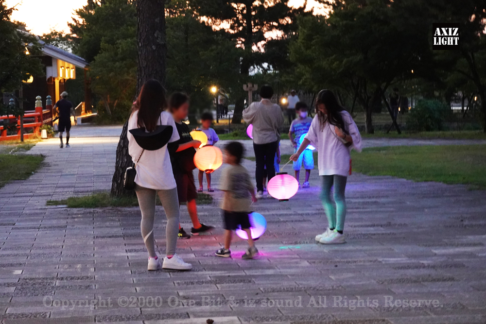 京の七夕 in Uji実施写真（9）宇治川ライトアップ＆京都ライトアップ！宇治の地において天空演出「天の川の出会い」を開催。一年に一度出会う天の川を夜空に描く、壮大な天空の七夕ショーを開催！“一年に一度、願いごとをする”という古くから伝わる七夕の節句の意義や云われを見つめ直し、その伝統を引き継ぎつつ、京都ならではの現代版・七夕まつりとして、京都各地で開催される「京の七夕」と融合して、宇治の風情を醸し出す情緒豊かな「京の七夕 in Uji」を開催いたします。※光りの演出＆ライトアップ＆イルミネーション＆プロジェクションランタン＆投影提灯＆手持ち提灯＆京の七夕。Lighting production and design by AXIZLight, and lighting designer KITATOSHI
／京の七夕 in Ujiイベント運営＆京の七夕 in UjiライトアッププロデュースOneBit（ワンビット）& AXIZ Light（アクシーズライト）& あくち～む（京都ライトアップ照明プロデュースLighting production, 京都イベントプロデュース,京都ライトアップ照明デザインlighting design, 照明デジタルプログラムdigital program）