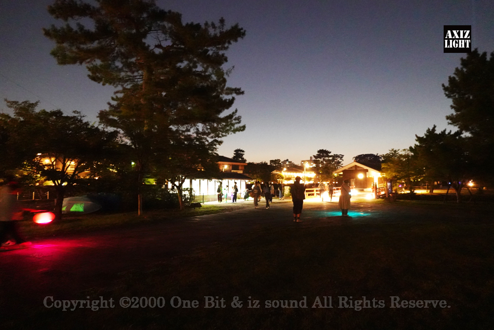 京の七夕 in Uji実施写真（14）宇治川ライトアップ＆京都ライトアップ！宇治の地において天空演出「天の川の出会い」を開催。一年に一度出会う天の川を夜空に描く、壮大な天空の七夕ショーを開催！“一年に一度、願いごとをする”という古くから伝わる七夕の節句の意義や云われを見つめ直し、その伝統を引き継ぎつつ、京都ならではの現代版・七夕まつりとして、京都各地で開催される「京の七夕」と融合して、宇治の風情を醸し出す情緒豊かな「京の七夕 in Uji」を開催いたします。※光りの演出＆ライトアップ＆イルミネーション＆プロジェクションランタン＆投影提灯＆手持ち提灯＆京の七夕。Lighting production and design by AXIZLight, and lighting designer KITATOSHI
／京の七夕 in Ujiイベント運営＆京の七夕 in UjiライトアッププロデュースOneBit（ワンビット）& AXIZ Light（アクシーズライト）& あくち～む（京都ライトアップ照明プロデュースLighting production, 京都イベントプロデュース,京都ライトアップ照明デザインlighting design, 照明デジタルプログラムdigital program）