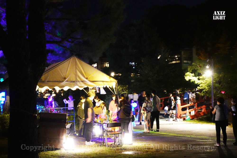 京の七夕 in Uji実施写真（20）宇治川ライトアップ＆京都ライトアップ！宇治の地において天空演出「天の川の出会い」を開催。一年に一度出会う天の川を夜空に描く、壮大な天空の七夕ショーを開催！“一年に一度、願いごとをする”という古くから伝わる七夕の節句の意義や云われを見つめ直し、その伝統を引き継ぎつつ、京都ならではの現代版・七夕まつりとして、京都各地で開催される「京の七夕」と融合して、宇治の風情を醸し出す情緒豊かな「京の七夕 in Uji」を開催いたします。※光りの演出＆ライトアップ＆イルミネーション＆プロジェクションランタン＆投影提灯＆手持ち提灯＆京の七夕。Lighting production and design by AXIZLight, and lighting designer KITATOSHI
／京の七夕 in Ujiイベント運営＆京の七夕 in UjiライトアッププロデュースOneBit（ワンビット）& AXIZ Light（アクシーズライト）& あくち～む（京都ライトアップ照明プロデュースLighting production, 京都イベントプロデュース,京都ライトアップ照明デザインlighting design, 照明デジタルプログラムdigital program）