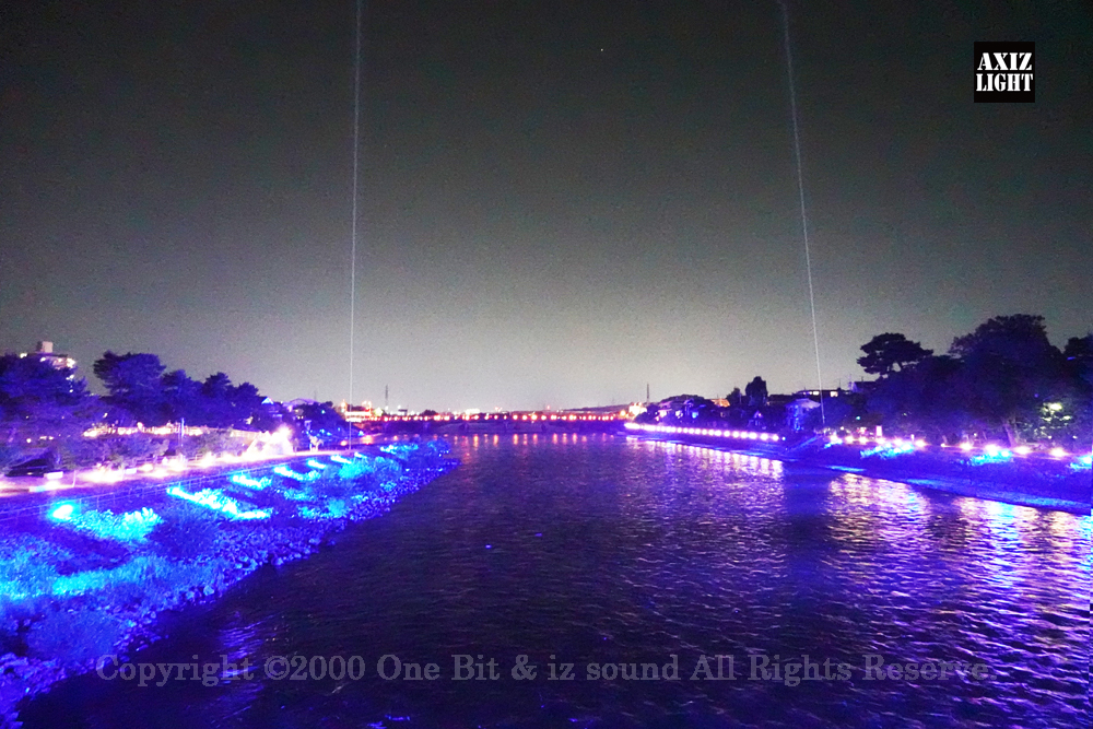 京の七夕 in Uji実施写真（8）宇治川ライトアップ＆京都ライトアップ！宇治の地において天空演出「天の川の出会い」を開催。一年に一度出会う天の川を夜空に描く、壮大な天空の七夕ショーを開催！“一年に一度、願いごとをする”という古くから伝わる七夕の節句の意義や云われを見つめ直し、その伝統を引き継ぎつつ、京都ならではの現代版・七夕まつりとして、京都各地で開催される「京の七夕」と融合して、宇治の風情を醸し出す情緒豊かな「京の七夕 in Uji」を開催いたします。※光りの演出＆ライトアップ＆イルミネーション＆プロジェクションランタン＆投影提灯＆手持ち提灯＆京の七夕。Lighting production and design by AXIZLight, and lighting designer KITATOSHI
／京の七夕 in Ujiイベント運営＆京の七夕 in UjiライトアッププロデュースOneBit（ワンビット）& AXIZ Light（アクシーズライト）& あくち～む（京都ライトアップ照明プロデュースLighting production, 京都イベントプロデュース,京都ライトアップ照明デザインlighting design, 照明デジタルプログラムdigital program）
