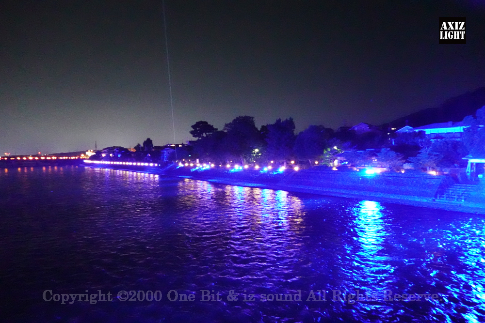 京の七夕 in Uji実施写真（10）宇治川ライトアップ＆京都ライトアップ！宇治の地において天空演出「天の川の出会い」を開催。一年に一度出会う天の川を夜空に描く、壮大な天空の七夕ショーを開催！“一年に一度、願いごとをする”という古くから伝わる七夕の節句の意義や云われを見つめ直し、その伝統を引き継ぎつつ、京都ならではの現代版・七夕まつりとして、京都各地で開催される「京の七夕」と融合して、宇治の風情を醸し出す情緒豊かな「京の七夕 in Uji」を開催いたします。※光りの演出＆ライトアップ＆イルミネーション＆プロジェクションランタン＆投影提灯＆手持ち提灯＆京の七夕。Lighting production and design by AXIZLight, and lighting designer KITATOSHI
／京の七夕 in Ujiイベント運営＆京の七夕 in UjiライトアッププロデュースOneBit（ワンビット）& AXIZ Light（アクシーズライト）& あくち～む（京都ライトアップ照明プロデュースLighting production, 京都イベントプロデュース,京都ライトアップ照明デザインlighting design, 照明デジタルプログラムdigital program）