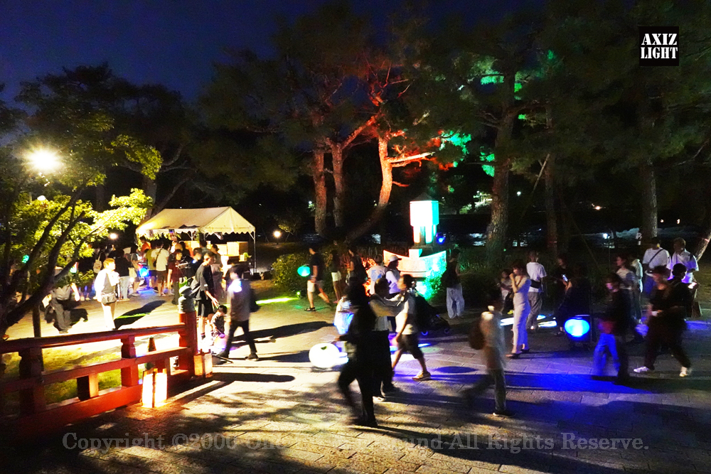 京の七夕 in Uji実施写真（17）宇治川ライトアップ＆京都ライトアップ！宇治の地において天空演出「天の川の出会い」を開催。一年に一度出会う天の川を夜空に描く、壮大な天空の七夕ショーを開催！“一年に一度、願いごとをする”という古くから伝わる七夕の節句の意義や云われを見つめ直し、その伝統を引き継ぎつつ、京都ならではの現代版・七夕まつりとして、京都各地で開催される「京の七夕」と融合して、宇治の風情を醸し出す情緒豊かな「京の七夕 in Uji」を開催いたします。※光りの演出＆ライトアップ＆イルミネーション＆プロジェクションランタン＆投影提灯＆手持ち提灯＆京の七夕。Lighting production and design by AXIZLight, and lighting designer KITATOSHI
／京の七夕 in Ujiイベント運営＆京の七夕 in UjiライトアッププロデュースOneBit（ワンビット）& AXIZ Light（アクシーズライト）& あくち～む（京都ライトアップ照明プロデュースLighting production, 京都イベントプロデュース,京都ライトアップ照明デザインlighting design, 照明デジタルプログラムdigital program）