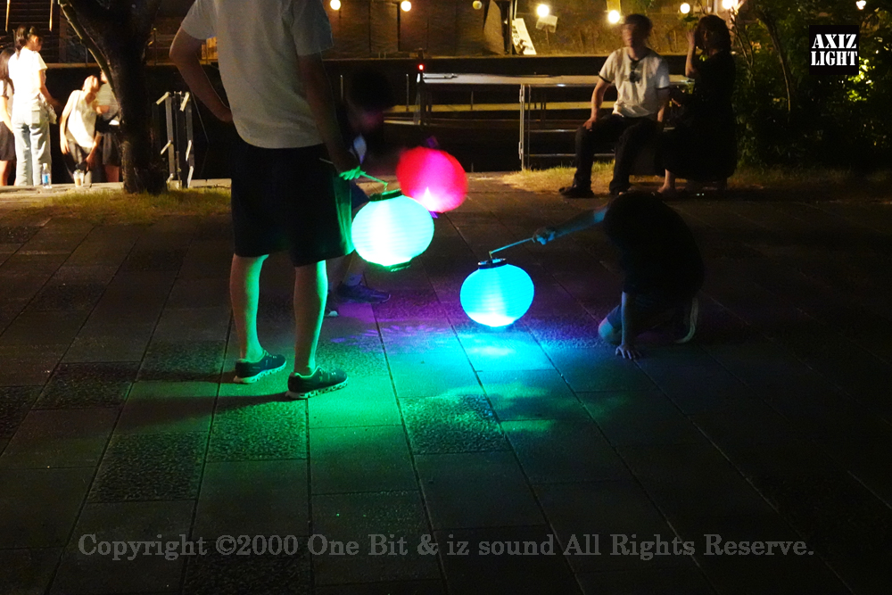 京の七夕 in Uji実施写真（15）宇治川ライトアップ＆京都ライトアップ！宇治の地において天空演出「天の川の出会い」を開催。一年に一度出会う天の川を夜空に描く、壮大な天空の七夕ショーを開催！“一年に一度、願いごとをする”という古くから伝わる七夕の節句の意義や云われを見つめ直し、その伝統を引き継ぎつつ、京都ならではの現代版・七夕まつりとして、京都各地で開催される「京の七夕」と融合して、宇治の風情を醸し出す情緒豊かな「京の七夕 in Uji」を開催いたします。※光りの演出＆ライトアップ＆イルミネーション＆プロジェクションランタン＆投影提灯＆手持ち提灯＆京の七夕。Lighting production and design by AXIZLight, and lighting designer KITATOSHI
／京の七夕 in Ujiイベント運営＆京の七夕 in UjiライトアッププロデュースOneBit（ワンビット）& AXIZ Light（アクシーズライト）& あくち～む（京都ライトアップ照明プロデュースLighting production, 京都イベントプロデュース,京都ライトアップ照明デザインlighting design, 照明デジタルプログラムdigital program）