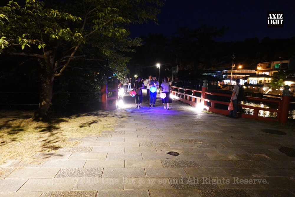 京の七夕 in Uji実施写真（21）宇治川ライトアップ＆京都ライトアップ！宇治の地において天空演出「天の川の出会い」を開催。一年に一度出会う天の川を夜空に描く、壮大な天空の七夕ショーを開催！“一年に一度、願いごとをする”という古くから伝わる七夕の節句の意義や云われを見つめ直し、その伝統を引き継ぎつつ、京都ならではの現代版・七夕まつりとして、京都各地で開催される「京の七夕」と融合して、宇治の風情を醸し出す情緒豊かな「京の七夕 in Uji」を開催いたします。※光りの演出＆ライトアップ＆イルミネーション＆プロジェクションランタン＆投影提灯＆手持ち提灯＆京の七夕。Lighting production and design by AXIZLight, and lighting designer KITATOSHI
／京の七夕 in Ujiイベント運営＆京の七夕 in UjiライトアッププロデュースOneBit（ワンビット）& AXIZ Light（アクシーズライト）& あくち～む（京都ライトアップ照明プロデュースLighting production, 京都イベントプロデュース,京都ライトアップ照明デザインlighting design, 照明デジタルプログラムdigital program）