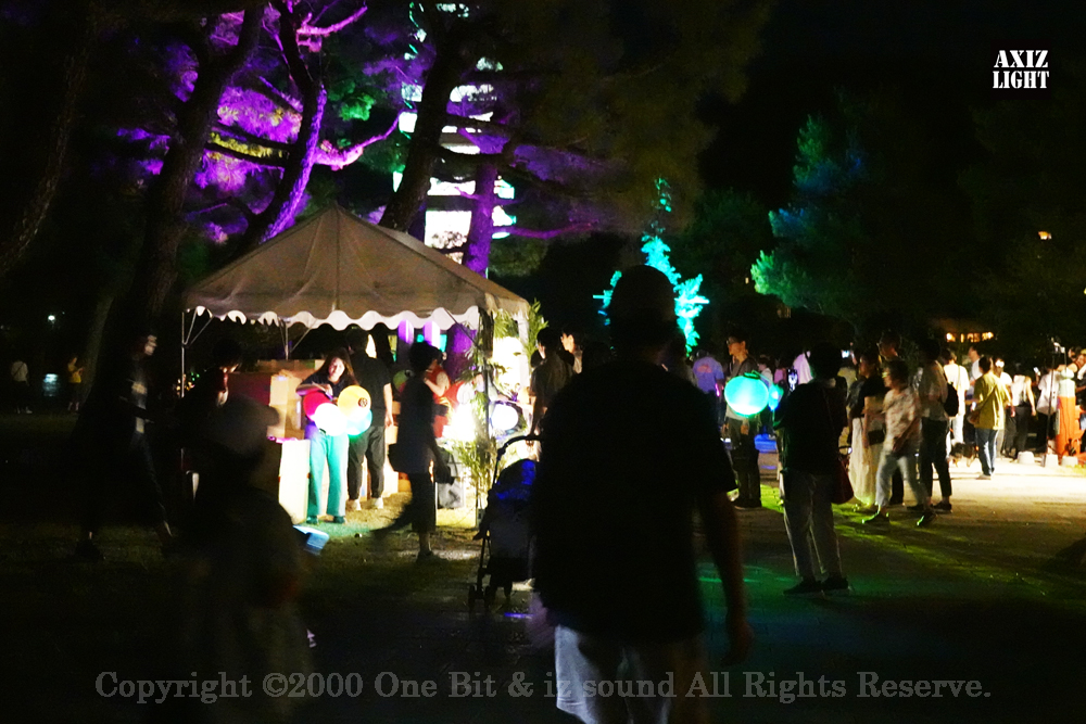 京の七夕 in Uji実施写真（37）宇治川ライトアップ＆京都ライトアップ！宇治の地において天空演出「天の川の出会い」を開催。一年に一度出会う天の川を夜空に描く、壮大な天空の七夕ショーを開催！“一年に一度、願いごとをする”という古くから伝わる七夕の節句の意義や云われを見つめ直し、その伝統を引き継ぎつつ、京都ならではの現代版・七夕まつりとして、京都各地で開催される「京の七夕」と融合して、宇治の風情を醸し出す情緒豊かな「京の七夕 in Uji」を開催いたします。※光りの演出＆ライトアップ＆イルミネーション＆プロジェクションランタン＆投影提灯＆手持ち提灯＆京の七夕。Lighting production and design by AXIZLight, and lighting designer KITATOSHI
／京の七夕 in Ujiイベント運営＆京の七夕 in UjiライトアッププロデュースOneBit（ワンビット）& AXIZ Light（アクシーズライト）& あくち～む（京都ライトアップ照明プロデュースLighting production, 京都イベントプロデュース,京都ライトアップ照明デザインlighting design, 照明デジタルプログラムdigital program）