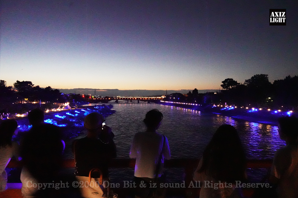 京の七夕 in Uji実施写真（35）宇治川ライトアップ＆京都ライトアップ！宇治の地において天空演出「天の川の出会い」を開催。一年に一度出会う天の川を夜空に描く、壮大な天空の七夕ショーを開催！“一年に一度、願いごとをする”という古くから伝わる七夕の節句の意義や云われを見つめ直し、その伝統を引き継ぎつつ、京都ならではの現代版・七夕まつりとして、京都各地で開催される「京の七夕」と融合して、宇治の風情を醸し出す情緒豊かな「京の七夕 in Uji」を開催いたします。※光りの演出＆ライトアップ＆イルミネーション＆プロジェクションランタン＆投影提灯＆手持ち提灯＆京の七夕。Lighting production and design by AXIZLight, and lighting designer KITATOSHI
／京の七夕 in Ujiイベント運営＆京の七夕 in UjiライトアッププロデュースOneBit（ワンビット）& AXIZ Light（アクシーズライト）& あくち～む（京都ライトアップ照明プロデュースLighting production, 京都イベントプロデュース,京都ライトアップ照明デザインlighting design, 照明デジタルプログラムdigital program）