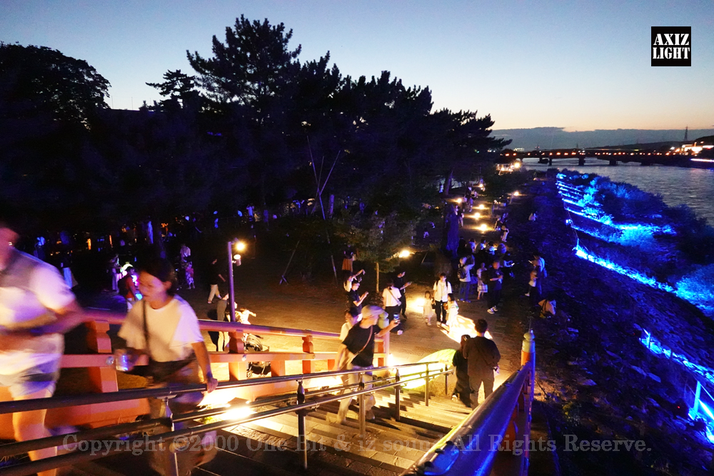 京の七夕 in Uji実施写真（33）宇治川ライトアップ＆京都ライトアップ！宇治の地において天空演出「天の川の出会い」を開催。一年に一度出会う天の川を夜空に描く、壮大な天空の七夕ショーを開催！“一年に一度、願いごとをする”という古くから伝わる七夕の節句の意義や云われを見つめ直し、その伝統を引き継ぎつつ、京都ならではの現代版・七夕まつりとして、京都各地で開催される「京の七夕」と融合して、宇治の風情を醸し出す情緒豊かな「京の七夕 in Uji」を開催いたします。※光りの演出＆ライトアップ＆イルミネーション＆プロジェクションランタン＆投影提灯＆手持ち提灯＆京の七夕。Lighting production and design by AXIZLight, and lighting designer KITATOSHI
／京の七夕 in Ujiイベント運営＆京の七夕 in UjiライトアッププロデュースOneBit（ワンビット）& AXIZ Light（アクシーズライト）& あくち～む（京都ライトアップ照明プロデュースLighting production, 京都イベントプロデュース,京都ライトアップ照明デザインlighting design, 照明デジタルプログラムdigital program）