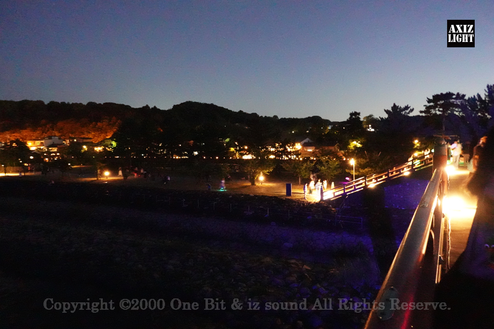 京の七夕 in Uji実施写真（32）宇治川ライトアップ＆京都ライトアップ！宇治の地において天空演出「天の川の出会い」を開催。一年に一度出会う天の川を夜空に描く、壮大な天空の七夕ショーを開催！“一年に一度、願いごとをする”という古くから伝わる七夕の節句の意義や云われを見つめ直し、その伝統を引き継ぎつつ、京都ならではの現代版・七夕まつりとして、京都各地で開催される「京の七夕」と融合して、宇治の風情を醸し出す情緒豊かな「京の七夕 in Uji」を開催いたします。※光りの演出＆ライトアップ＆イルミネーション＆プロジェクションランタン＆投影提灯＆手持ち提灯＆京の七夕。Lighting production and design by AXIZLight, and lighting designer KITATOSHI
／京の七夕 in Ujiイベント運営＆京の七夕 in UjiライトアッププロデュースOneBit（ワンビット）& AXIZ Light（アクシーズライト）& あくち～む（京都ライトアップ照明プロデュースLighting production, 京都イベントプロデュース,京都ライトアップ照明デザインlighting design, 照明デジタルプログラムdigital program）