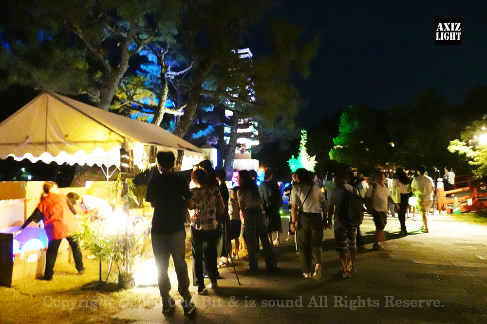 京の七夕 in Uji実施写真（5）宇治川ライトアップ＆京都ライトアップ！宇治の地において天空演出「天の川の出会い」を開催。一年に一度出会う天の川を夜空に描く、壮大な天空の七夕ショーを開催！“一年に一度、願いごとをする”という古くから伝わる七夕の節句の意義や云われを見つめ直し、その伝統を引き継ぎつつ、京都ならではの現代版・七夕まつりとして、京都各地で開催される「京の七夕」と融合して、宇治の風情を醸し出す情緒豊かな「京の七夕 in Uji」を開催いたします。※光りの演出＆ライトアップ＆イルミネーション＆プロジェクションランタン＆投影提灯＆手持ち提灯＆京の七夕。Lighting production and design by AXIZLight, and lighting designer KITATOSHI
／京の七夕 in Ujiイベント運営＆京の七夕 in UjiライトアッププロデュースOneBit（ワンビット）& AXIZ Light（アクシーズライト）& あくち～む（京都ライトアップ照明プロデュースLighting production, 京都イベントプロデュース,京都ライトアップ照明デザインlighting design, 照明デジタルプログラムdigital program）